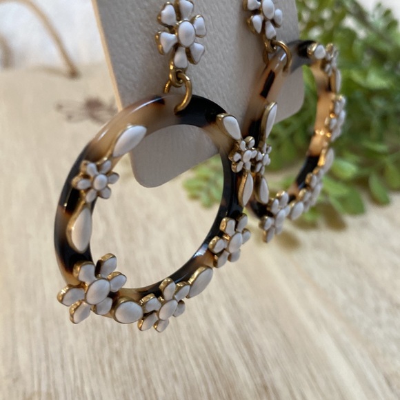 🎉HP🎉 ITS Floral Hoop Post Earrings 💗 White Brwon & Black - Picture 7 of 8